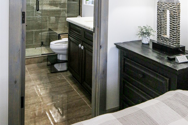 Second master suite bathroom