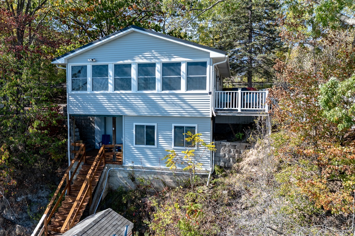 Spacious multi-level cottage with panoramic lake views — perfect for families, groups, or peaceful getaways.