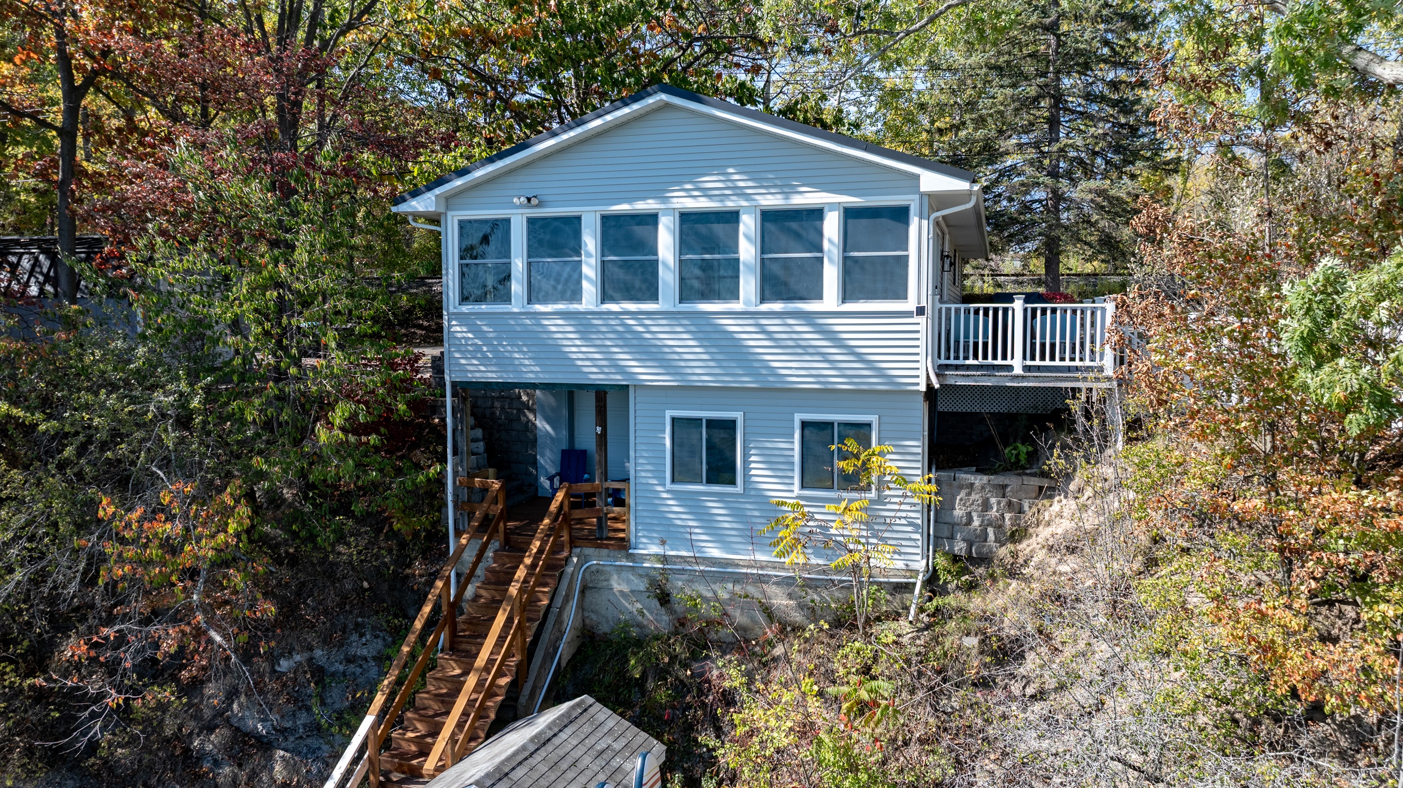 Spacious multi-level cottage with panoramic lake views — perfect for families, groups, or peaceful getaways.