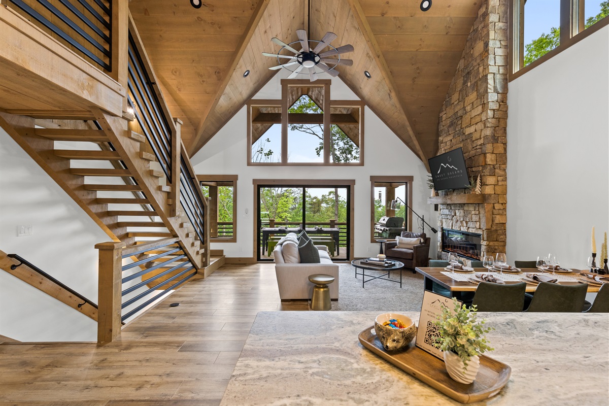 Soak in mountain views through floor-to-ceiling windows in a dreamy open-concept space that&rsquo;s both modern and warm.