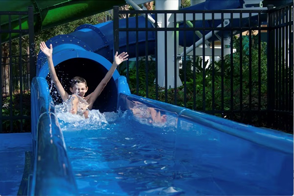 Make a splash at Windsor Hills’ resort water park! 💦 Kids (and kids at heart) will love the exciting water slides, just a short walk from Sunshine Villa—perfect for fun-filled days between your Disney adventures.