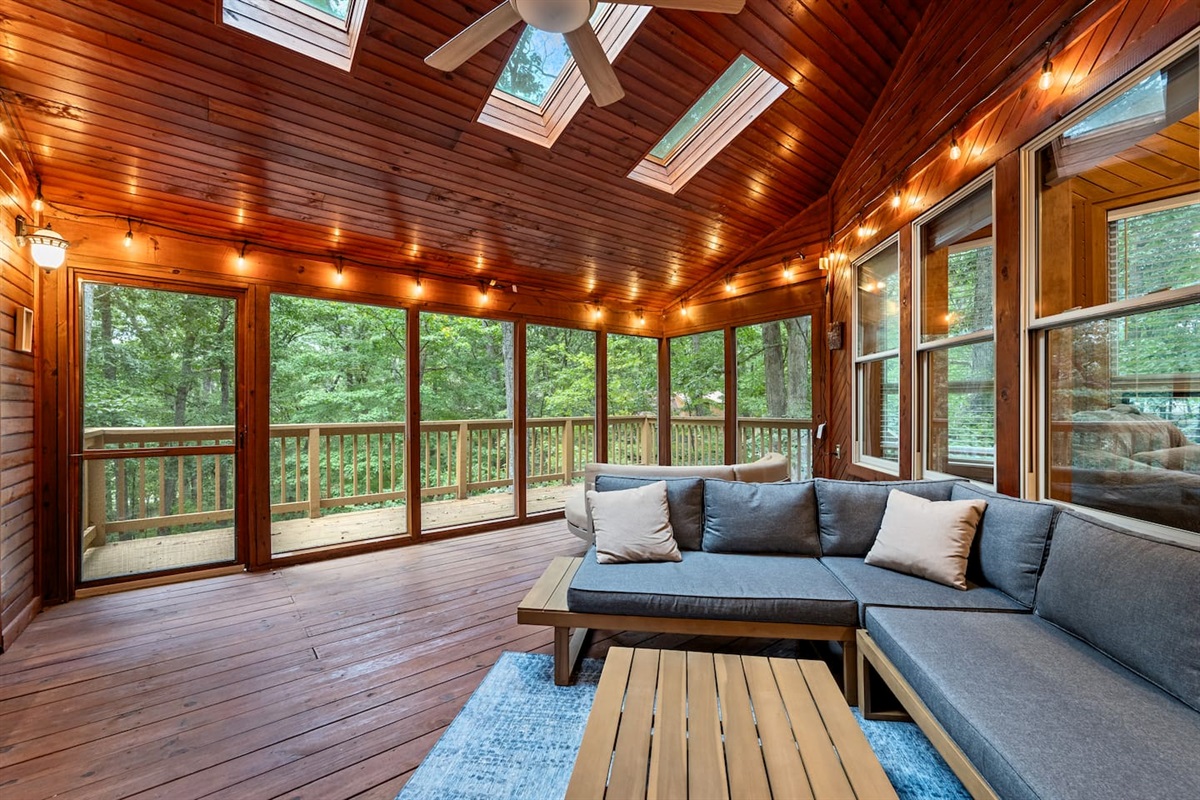 The screened in porch is equipped with a TV, soda and circle-shaped daybed.  Plenty of seating for your whole group!