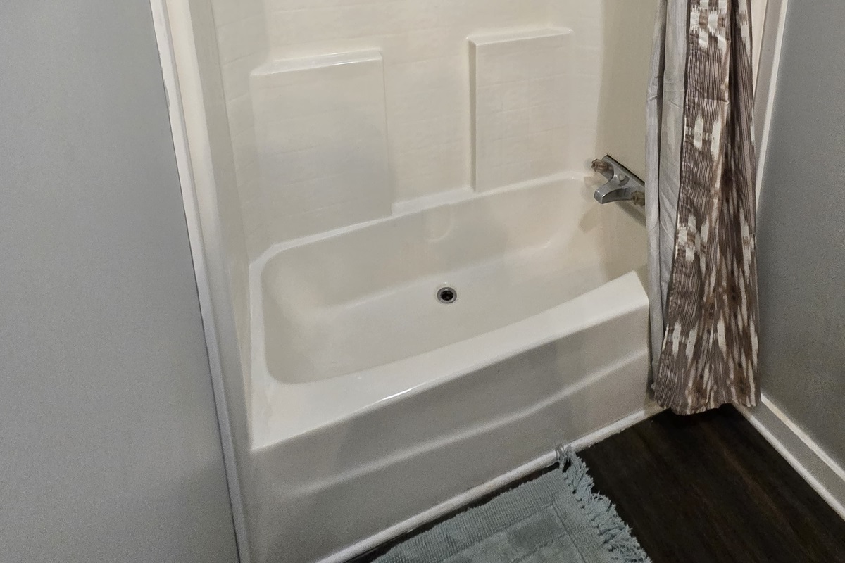 Second Bathroom (Shared)