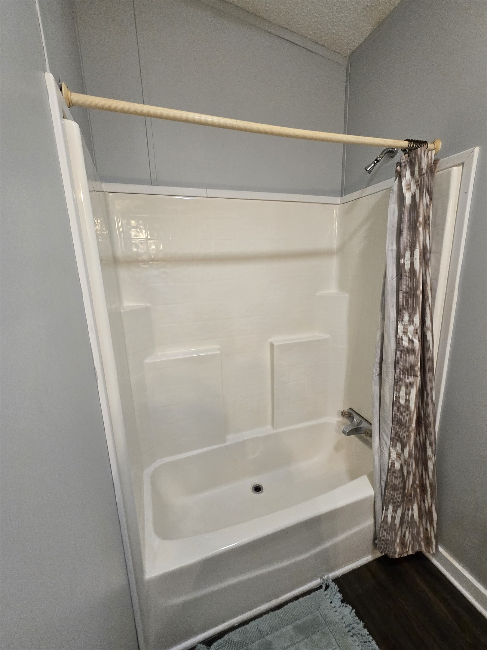 Second Bathroom (Shared)