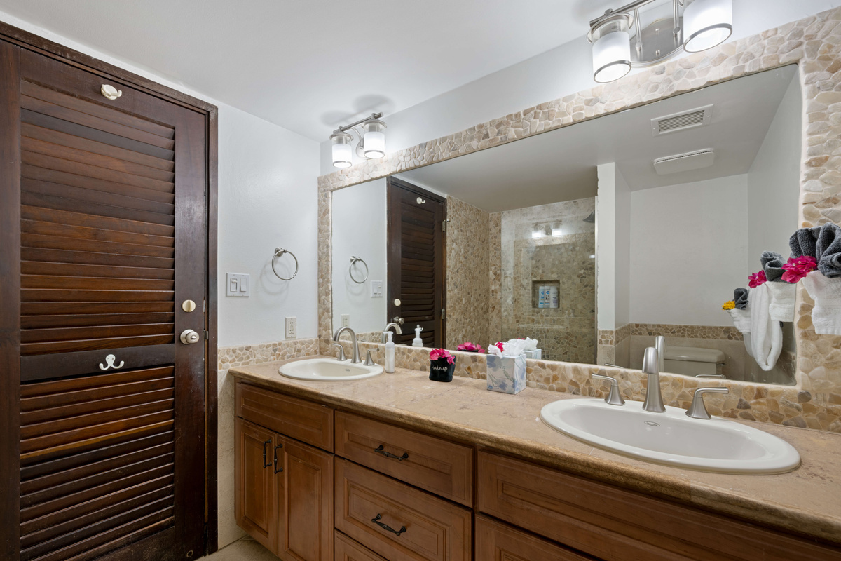 Spacious bathroom featuring a double vanity and modern finishes.