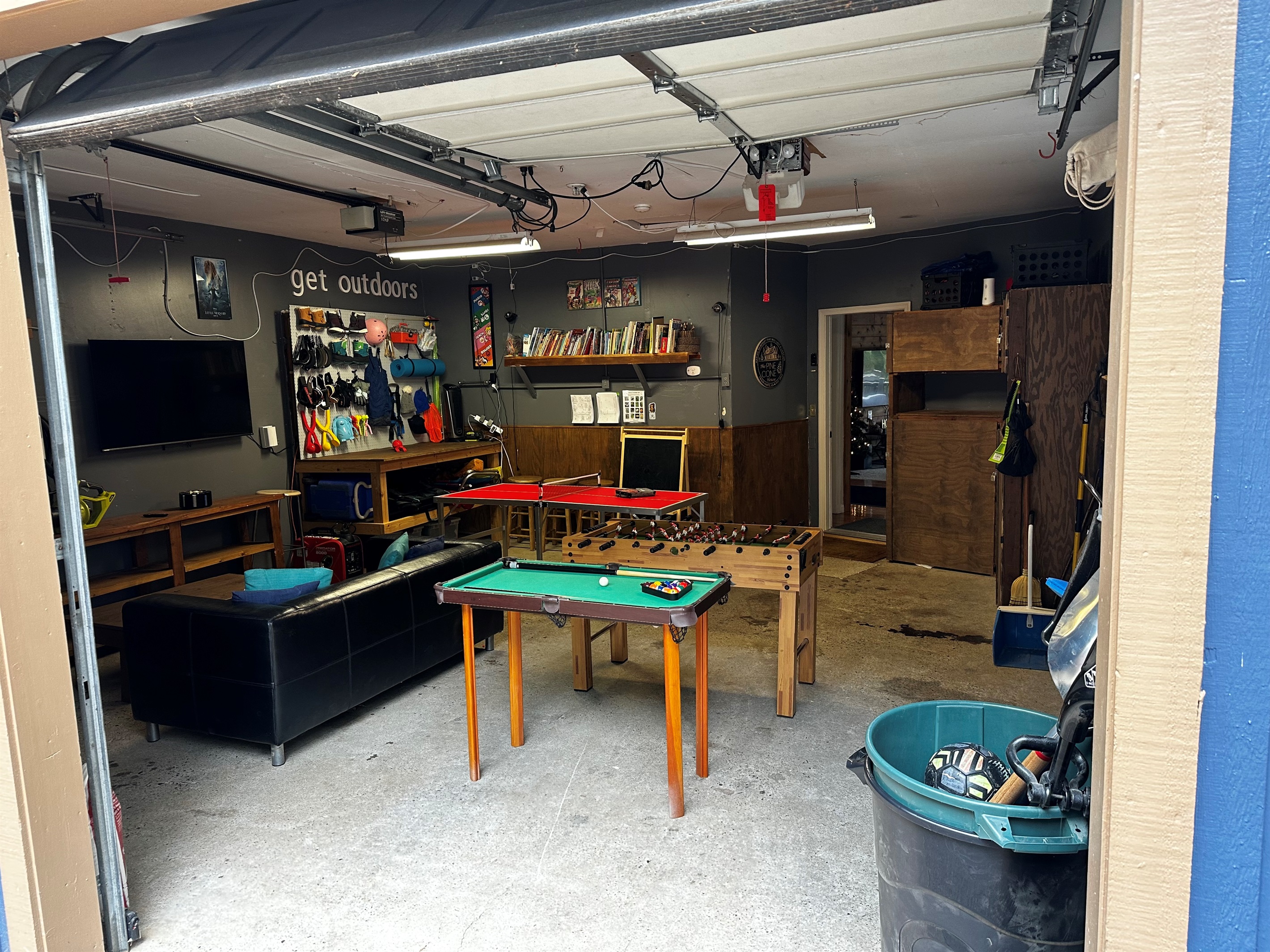 Updated! Tv, Ping Pong, Table Soccer, and Mini Pool