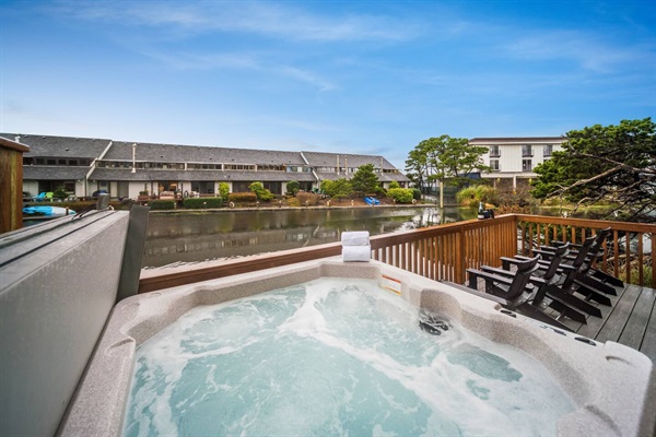 Soak in the large waterfront hot tub overlooking the canal. Rejuvenate in comfort no matter the weather. Enjoy sunsets from the spa while immersed in coastal wildlife. Observe resident beavers, mallards and a variety of migratory birds and waterfowl.
