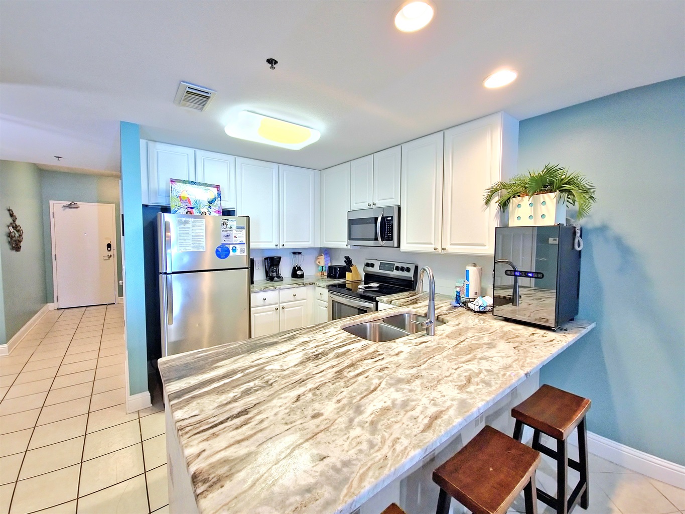 Well-equipped kitchen Keurig, standard coffee pot and wine chiller