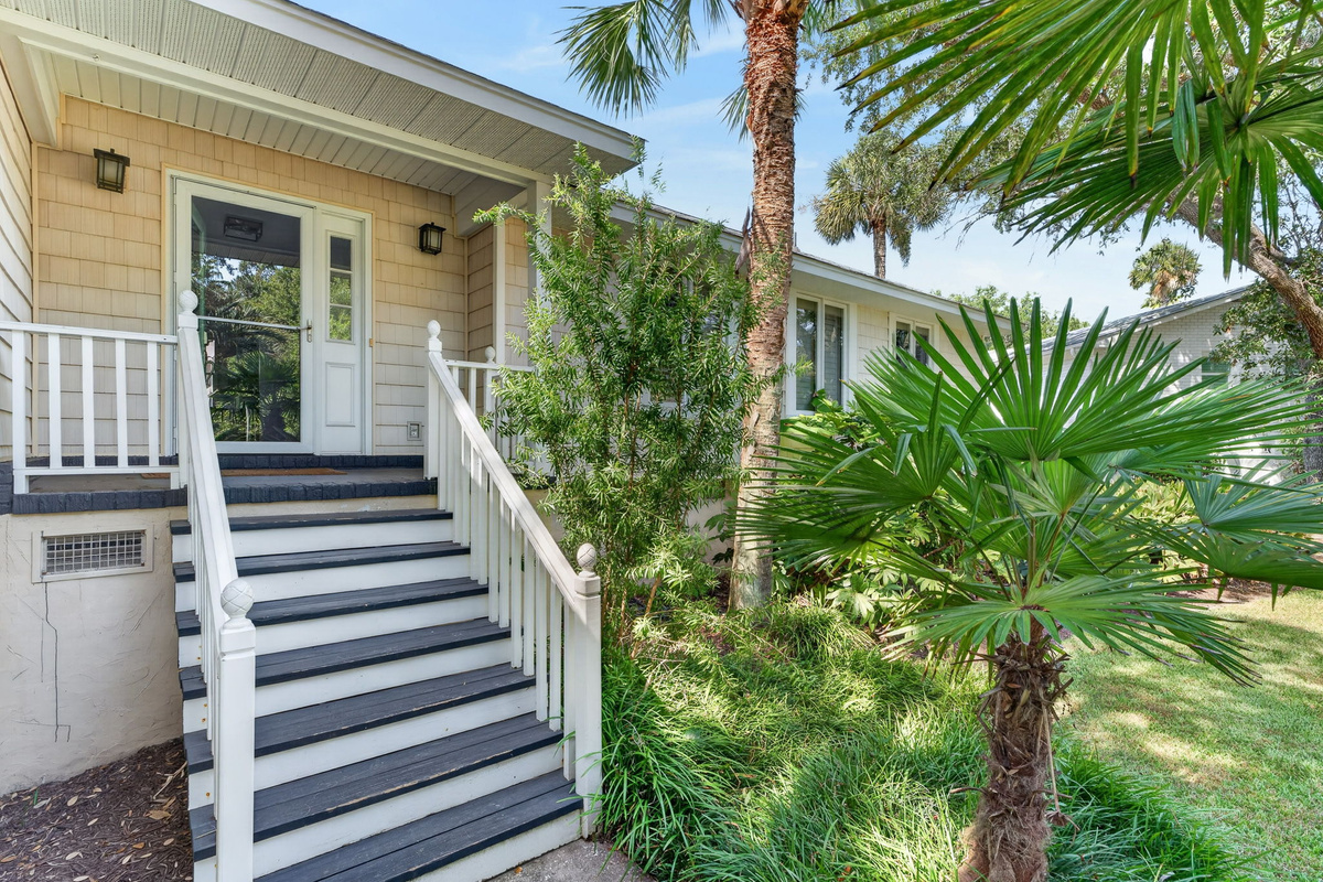 Front entryway | IOP Poolside Paradise | 112 Sparrow Drive | Isle of Palms, SC | IOP Escapes
