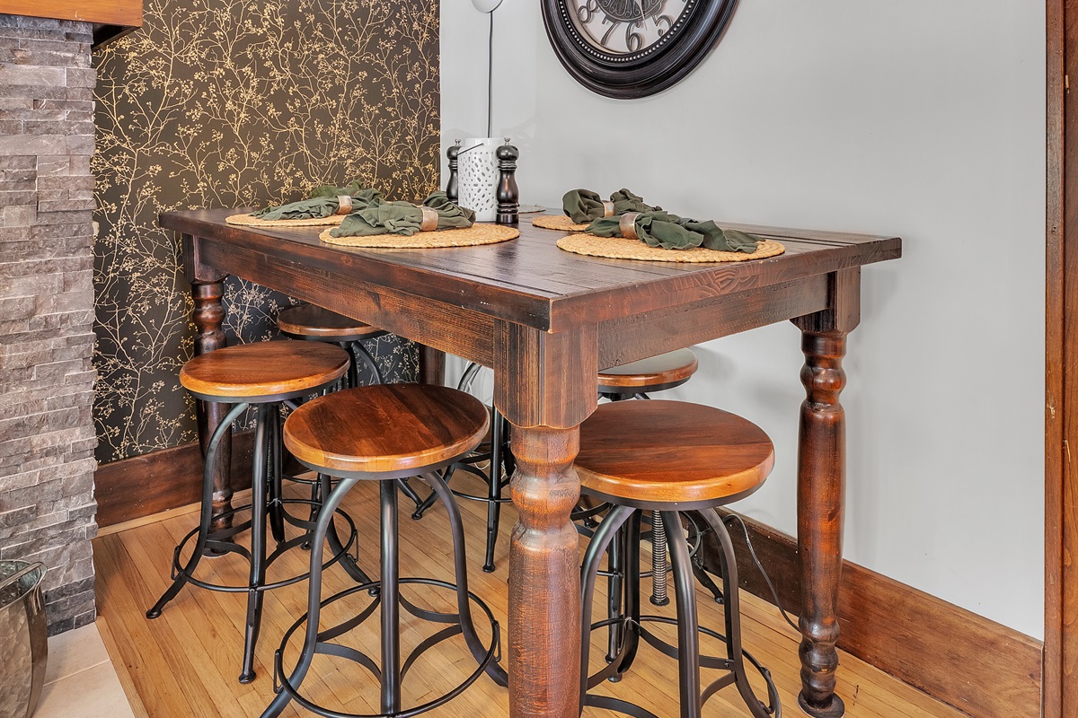 Dining area for 6. Perfect for a dinner party
