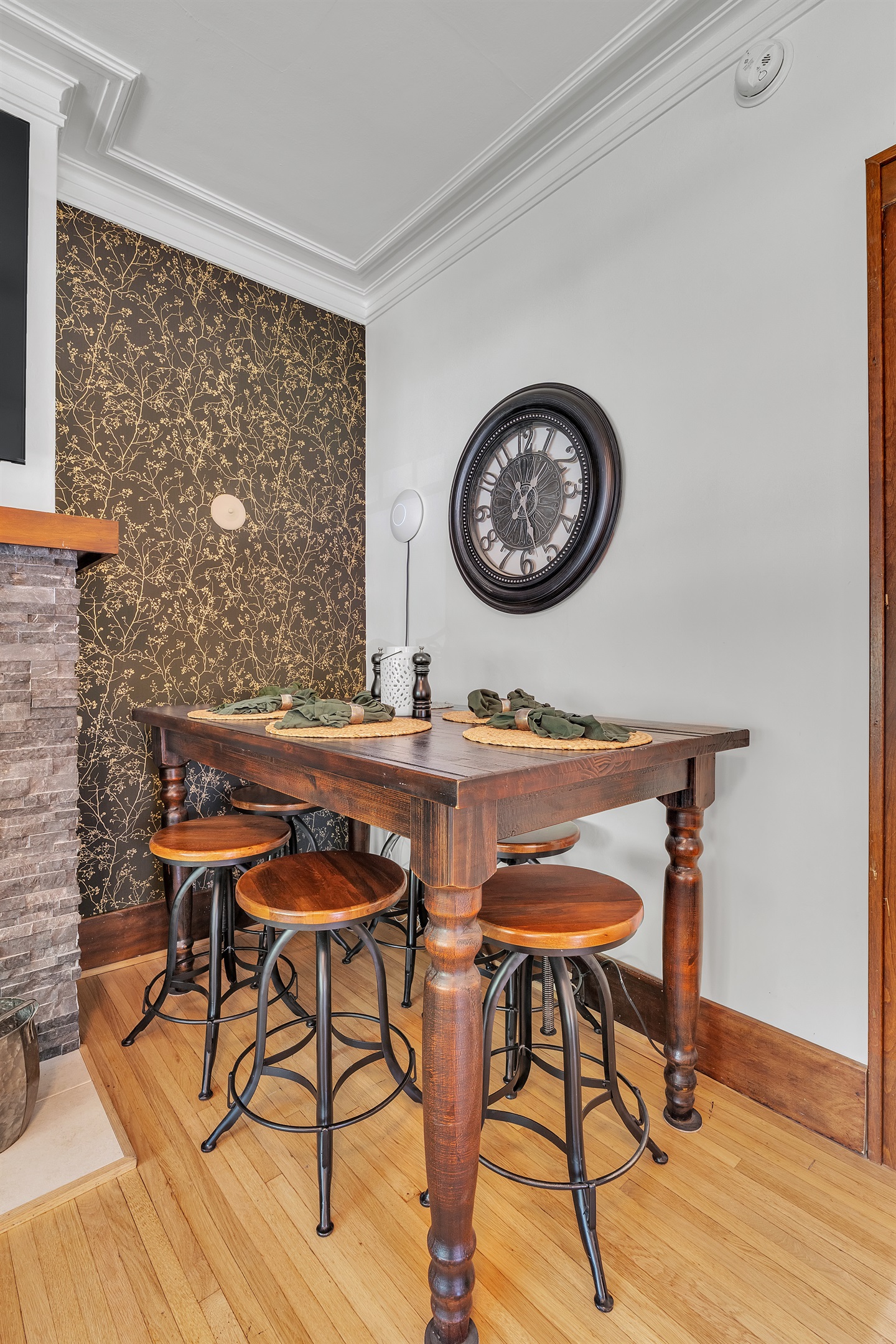 Dining area for 6. Perfect for a dinner party