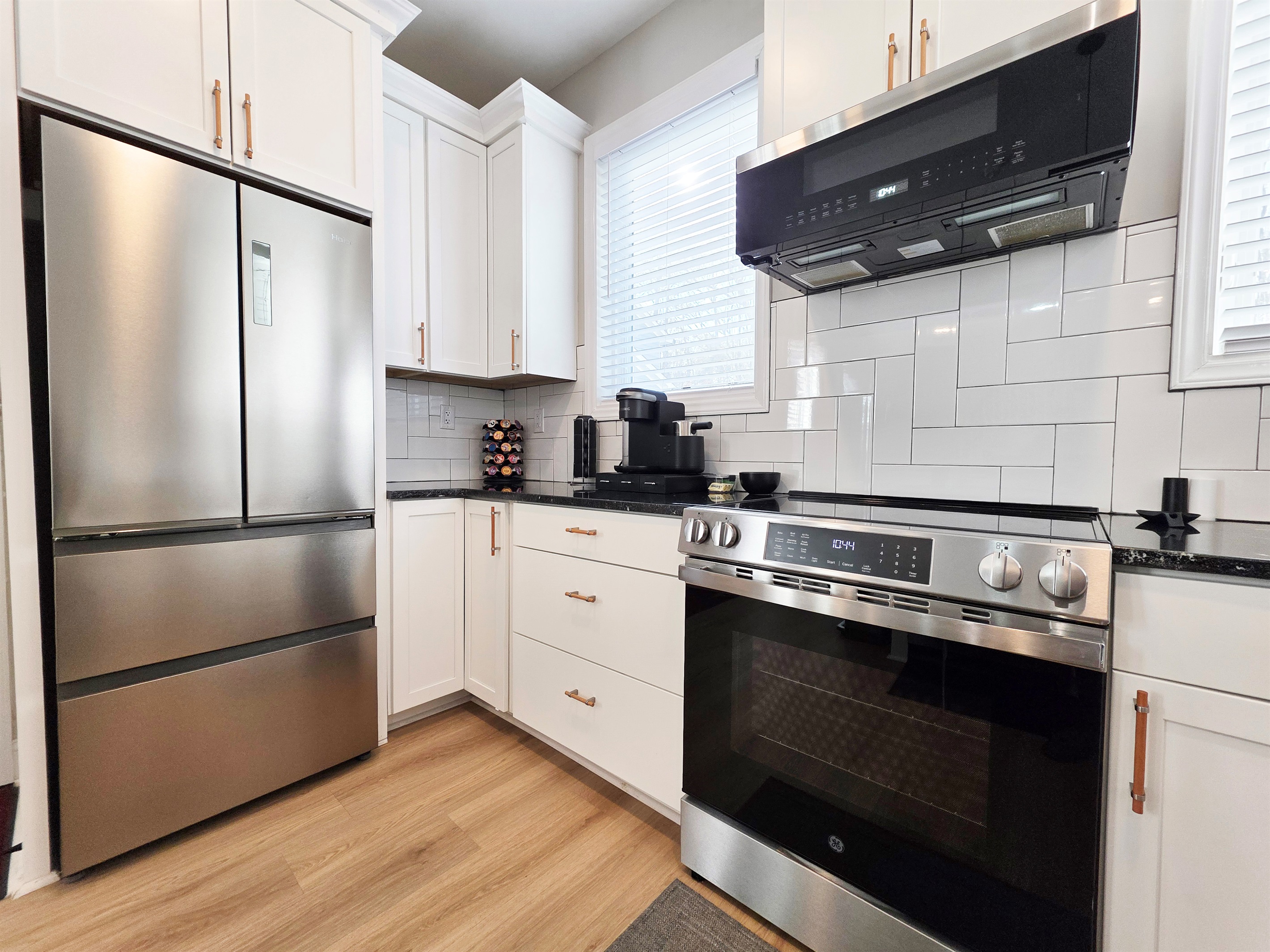 Kitchen - Stove / Microwave & Fridge