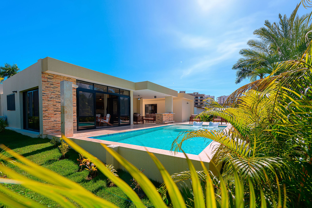 Pool and side lawn