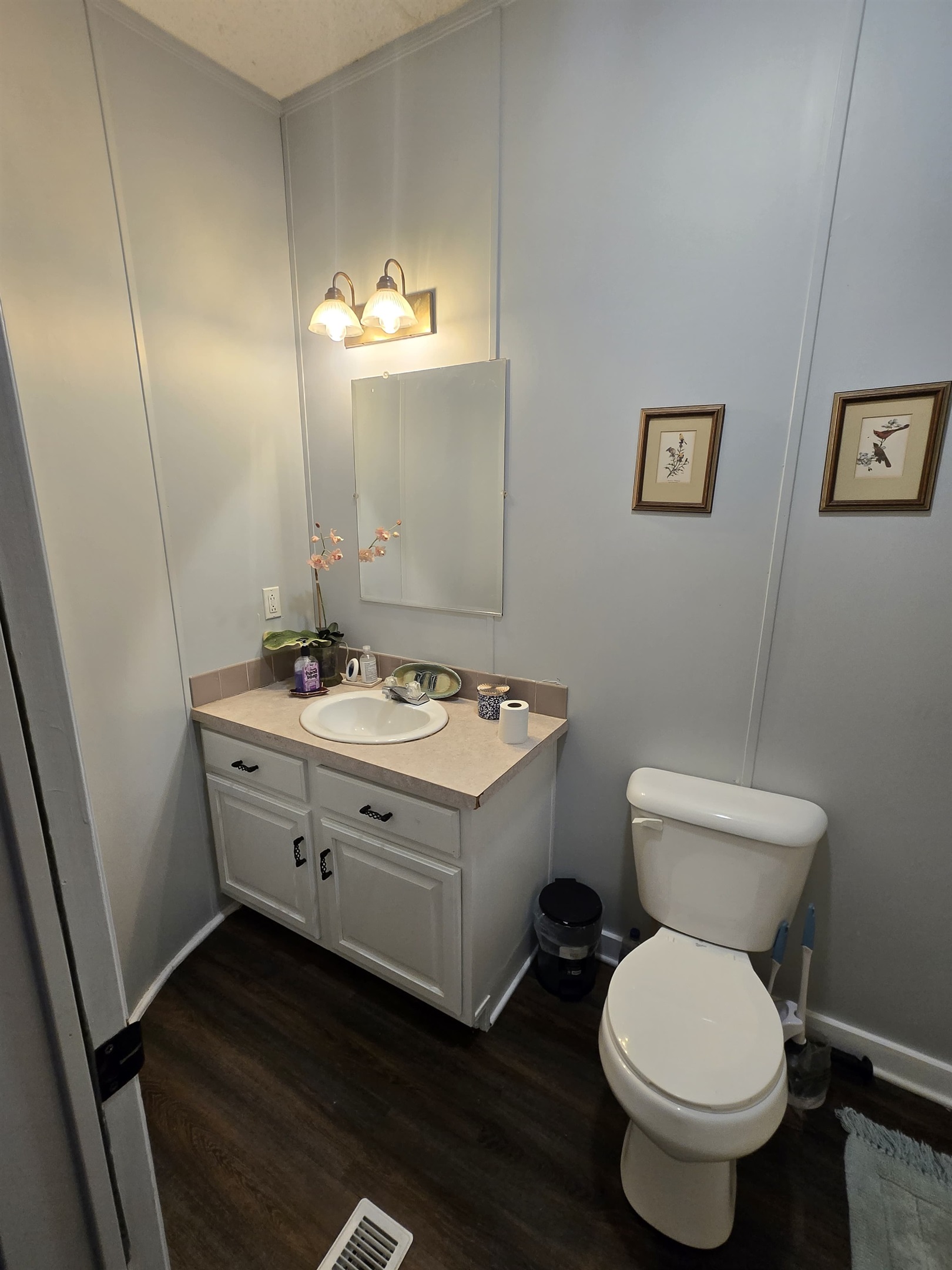 Second Bathroom (Shared)