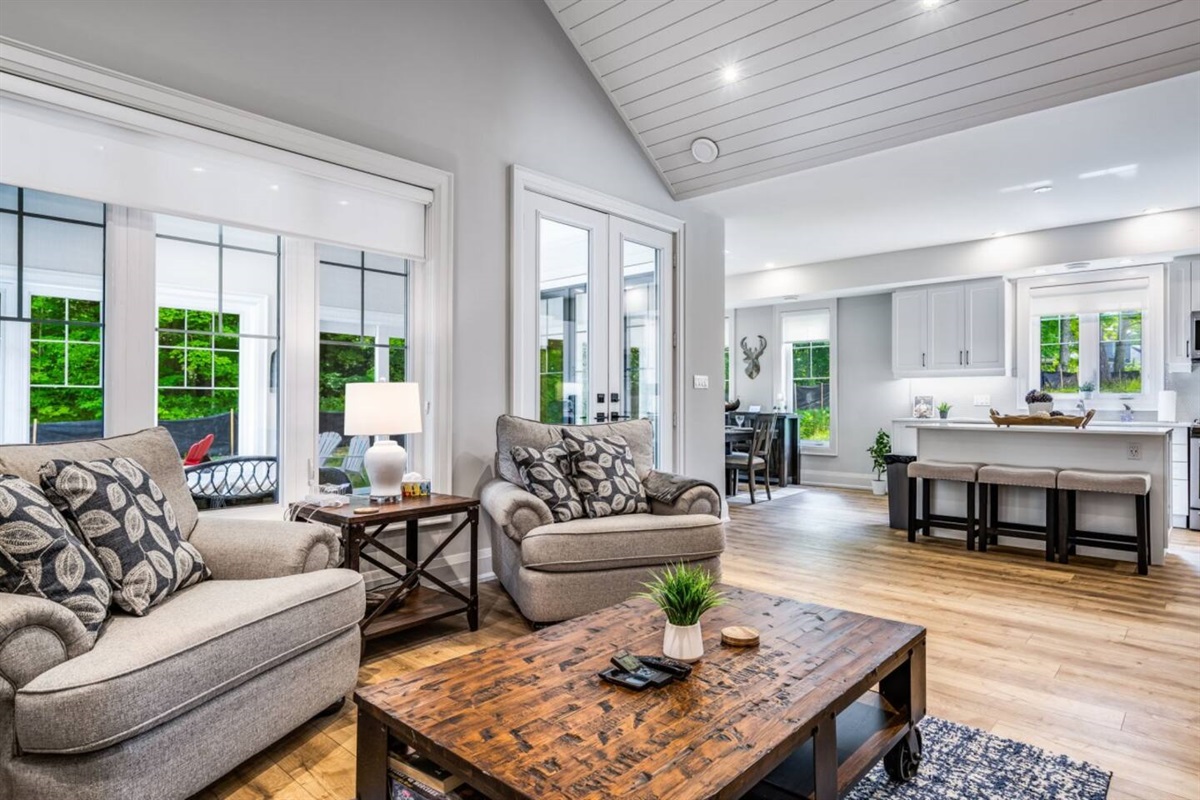 A grand yet inviting space made for long conversations and evenings together.