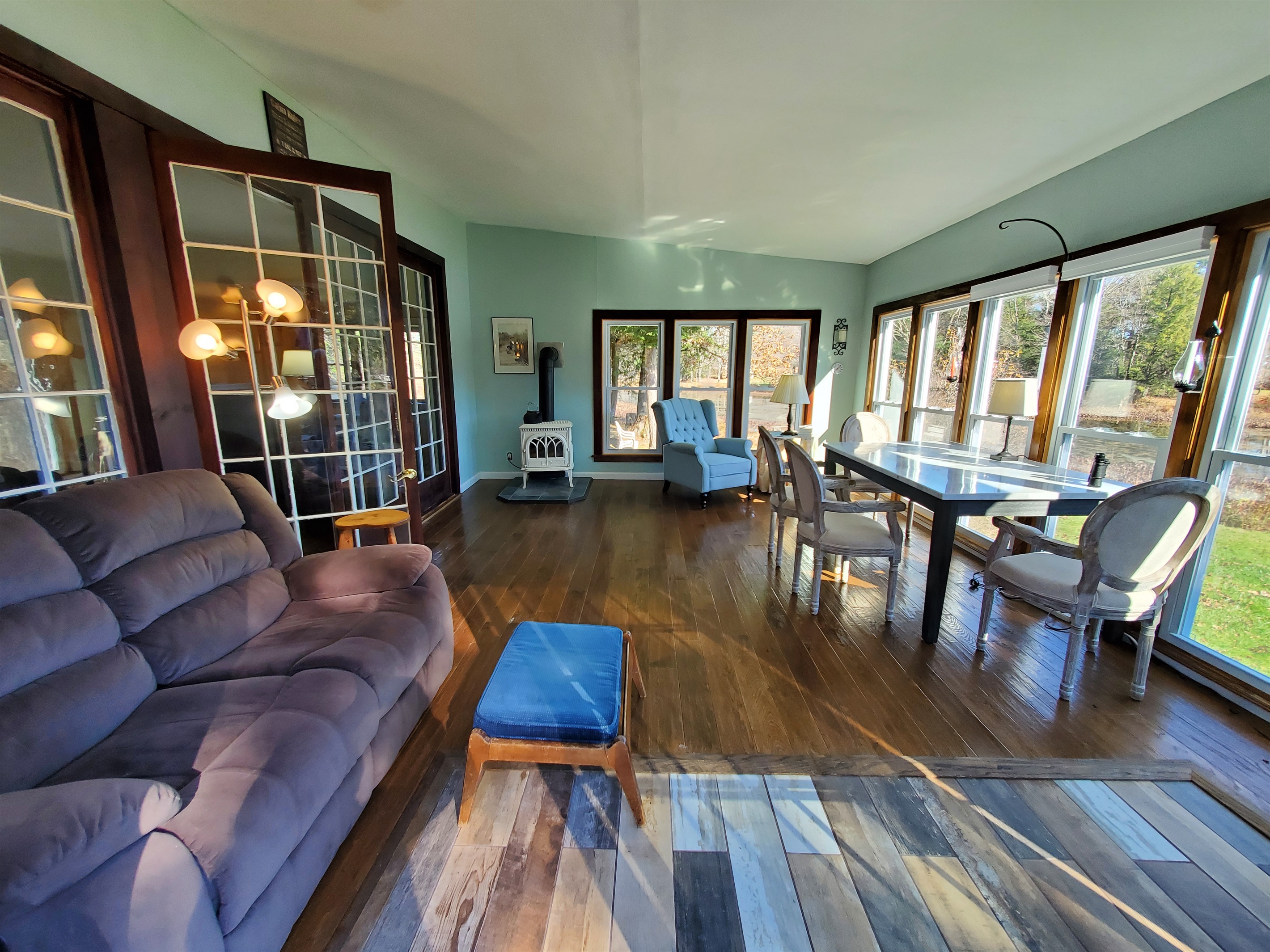 Nature's Hidden Treasure Relax and enjoy the amazing water view from the sun room.