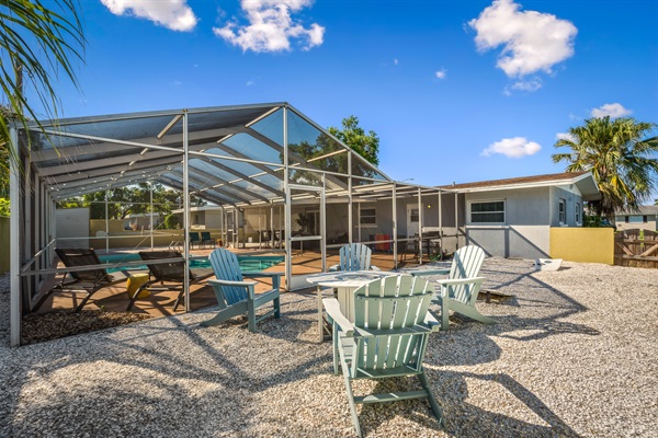 Cornhole tournaments. BBQs. All-day sun. This backyard was built for memory-making. #FamilyVacation #OutdoorLiving #BradentonRental