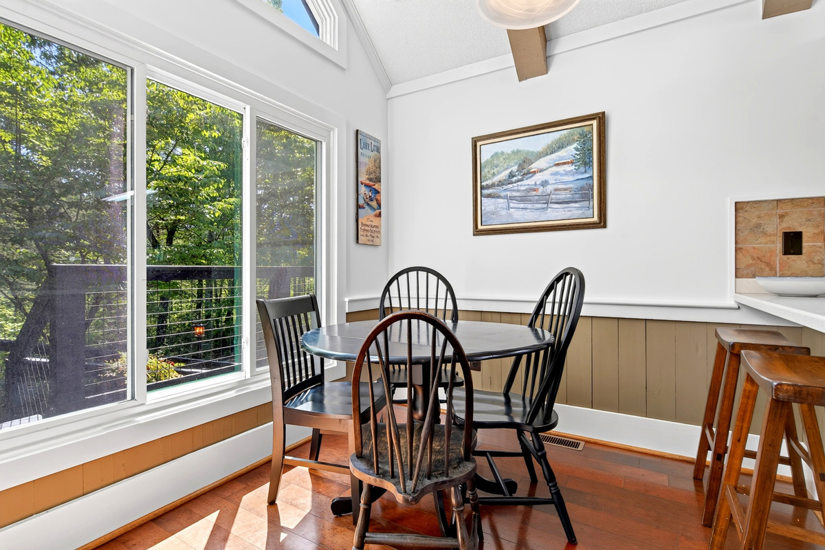 Seating for 4 in the kitchen