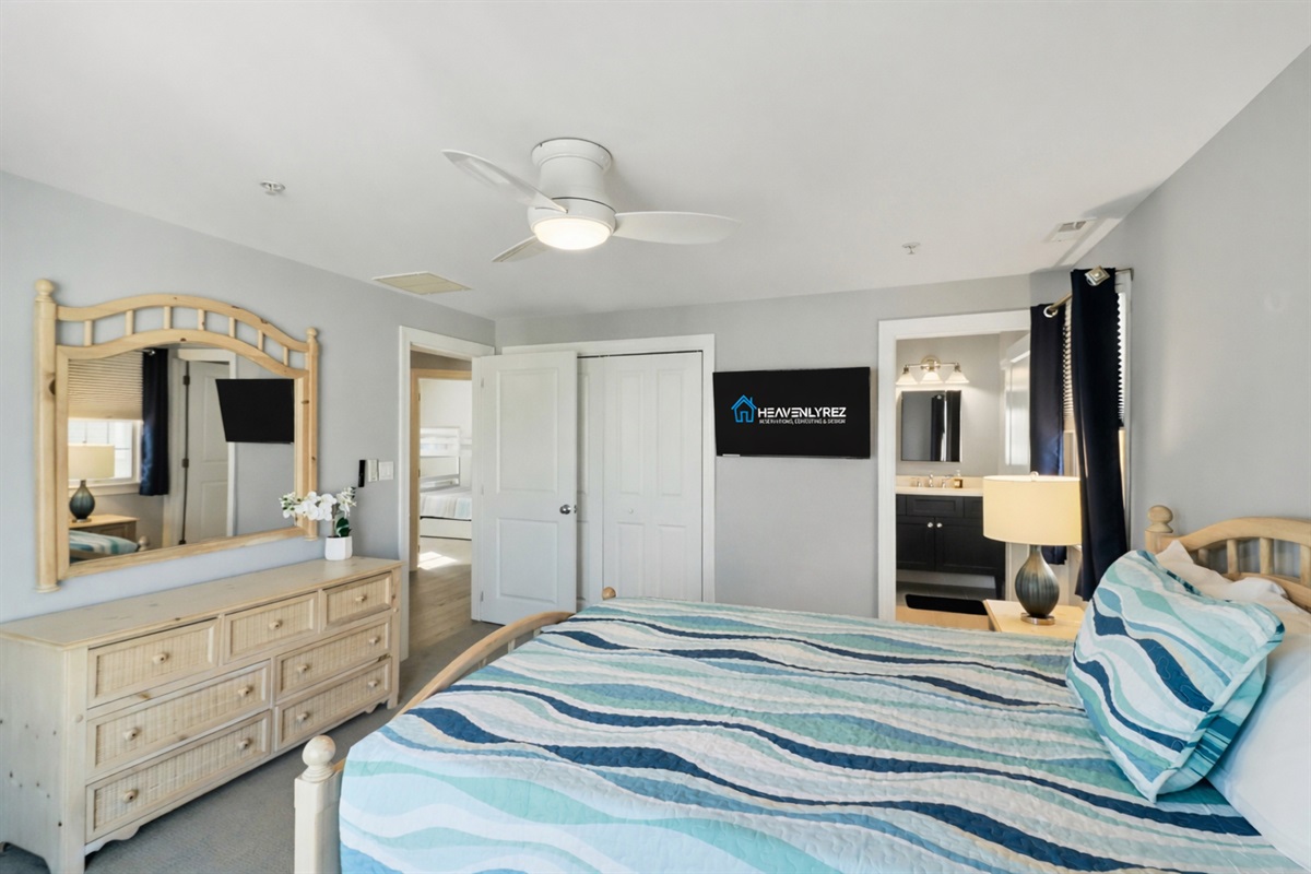 Queen bed with coastal finishings with private balcony