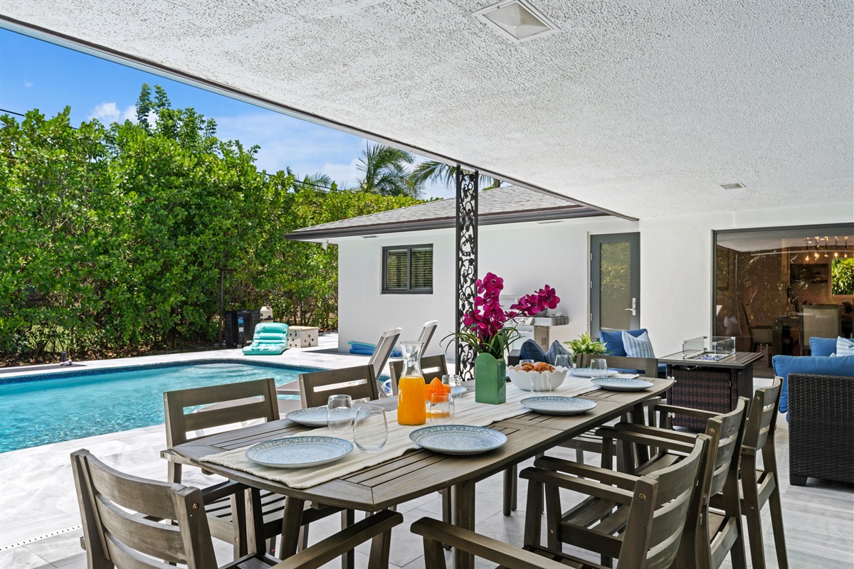 Alfresco Dining by the Pool – Perfect for Sunset Meals