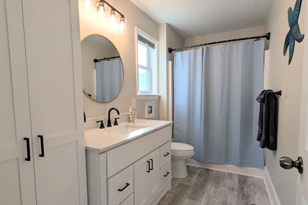 Shower and tub - bath linens provided