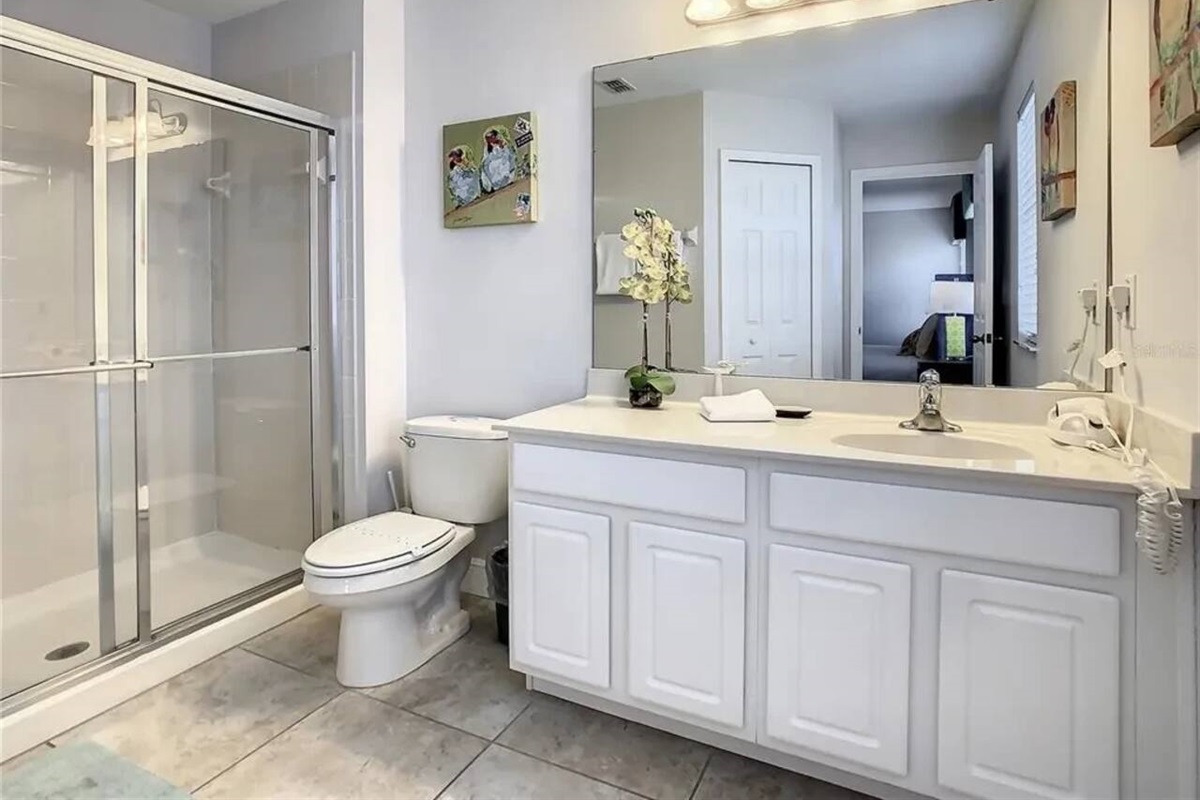 Master bedroom en-suite bathroom