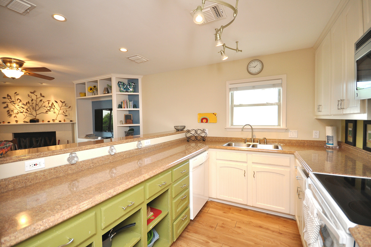 Full size kitchen with lots of counter space.