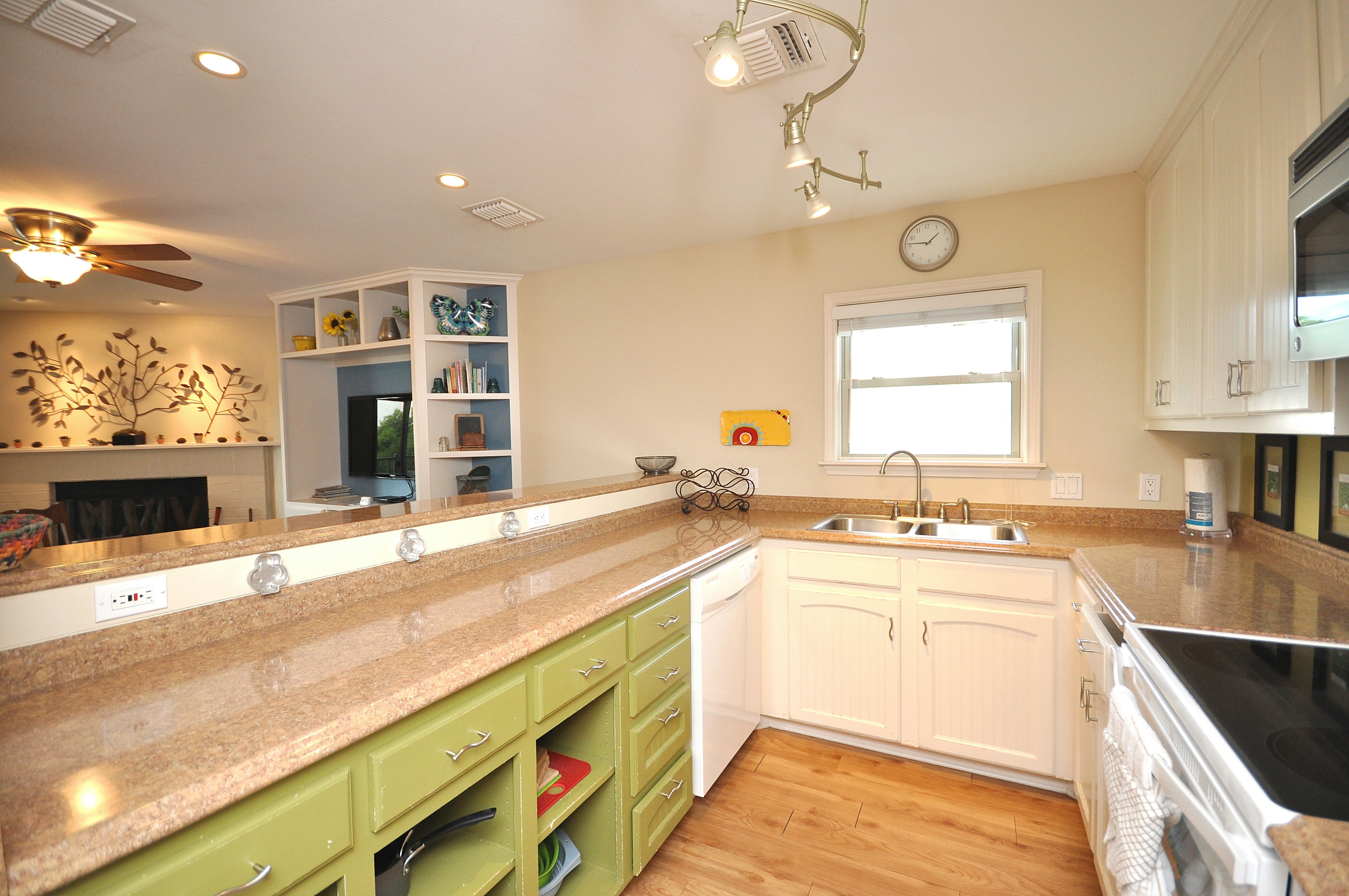 Full size kitchen with lots of counter space.