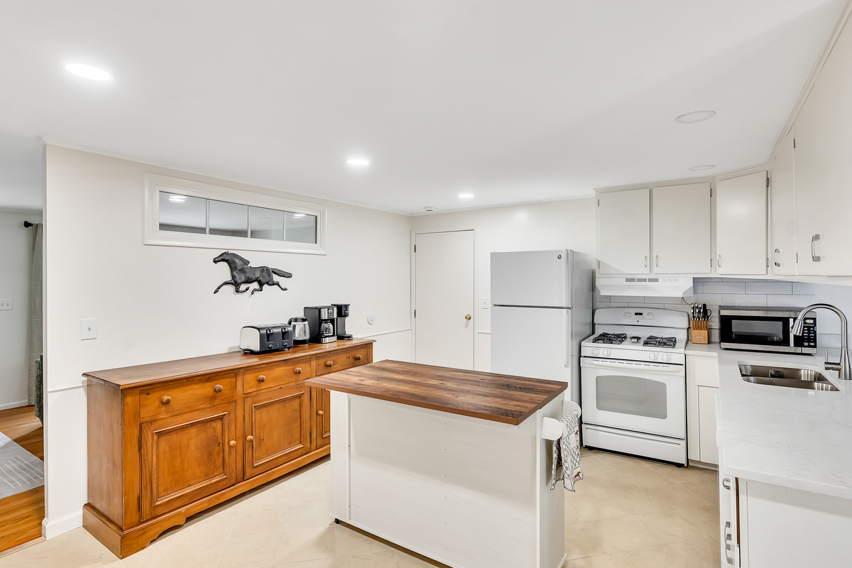 Kitchen – Island & Appliances