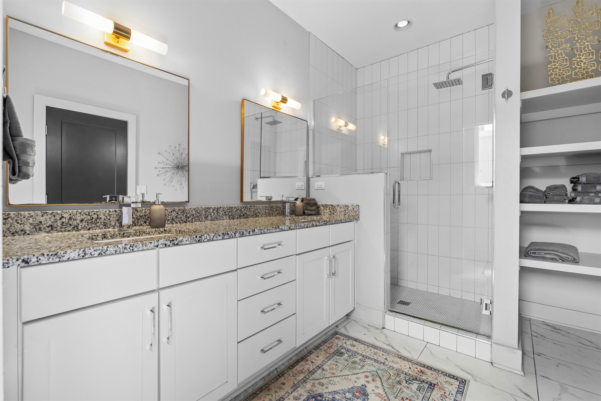 Spa-Inspired Bathroom: Elegant finishes and a refreshing shower await your relaxation!