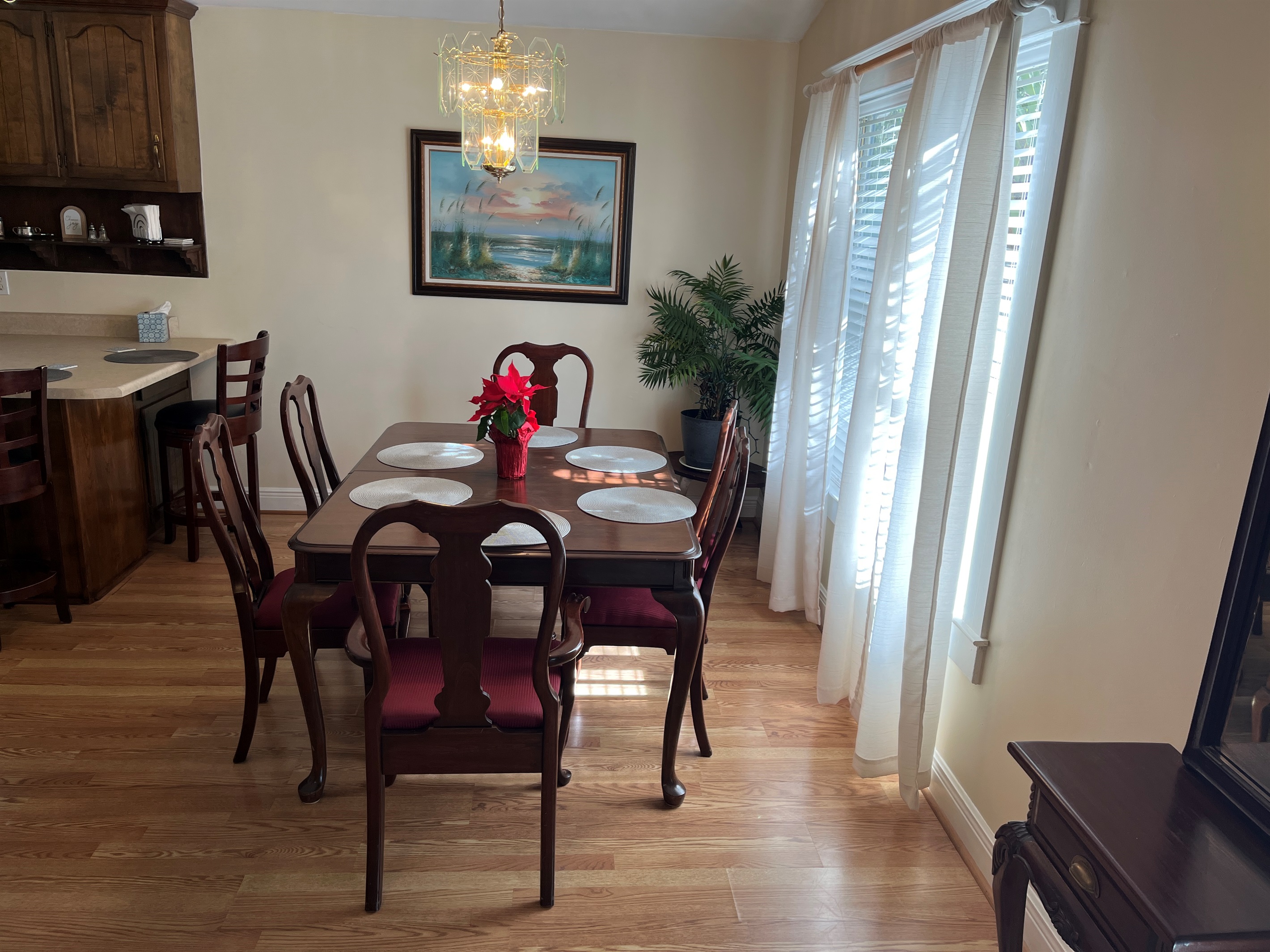 Seating for 6 at the Dining table