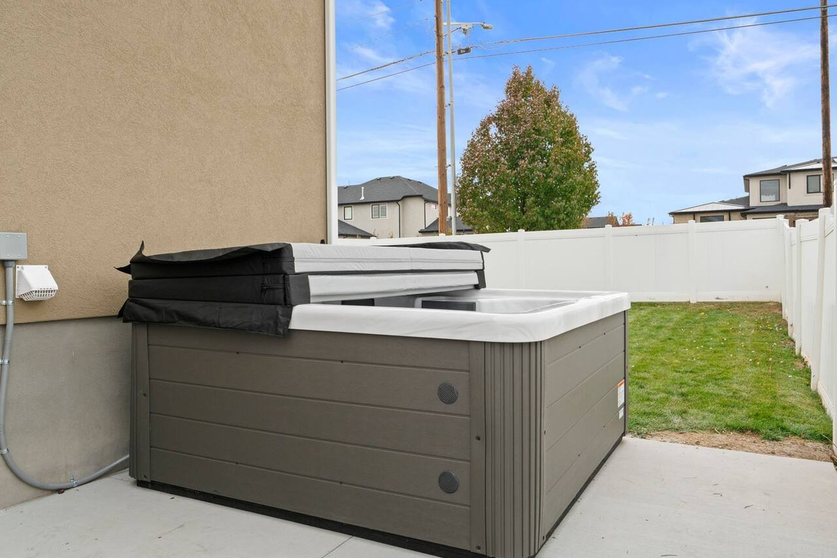 Roomy & Stylish Haven: Private Hot Tub