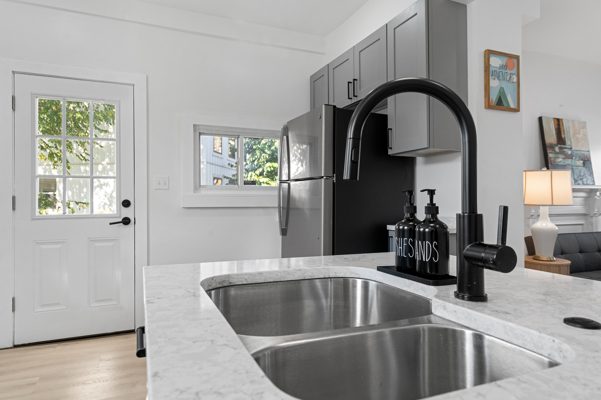 Equipped kitchen with dishwasher, washer, dryer, refrigerator, microwave, drip coffee machine, utensils
