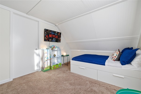 Bedroom 3 with two full size beds, Smart TV