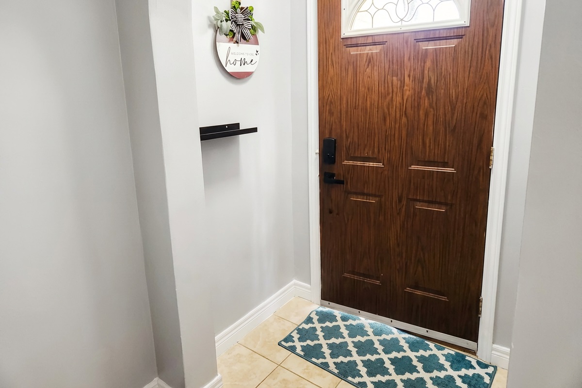 Entrance area, coat racks and key shelf. 