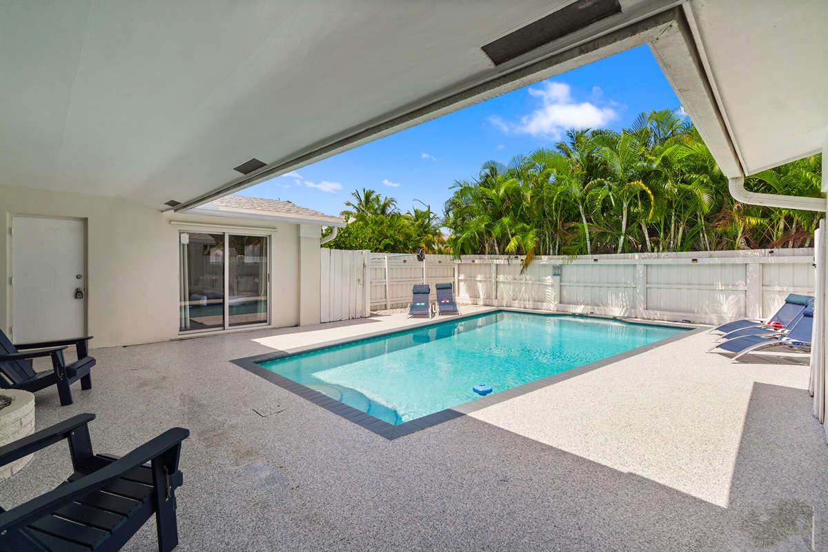 Sun and Shade by the Pool! 