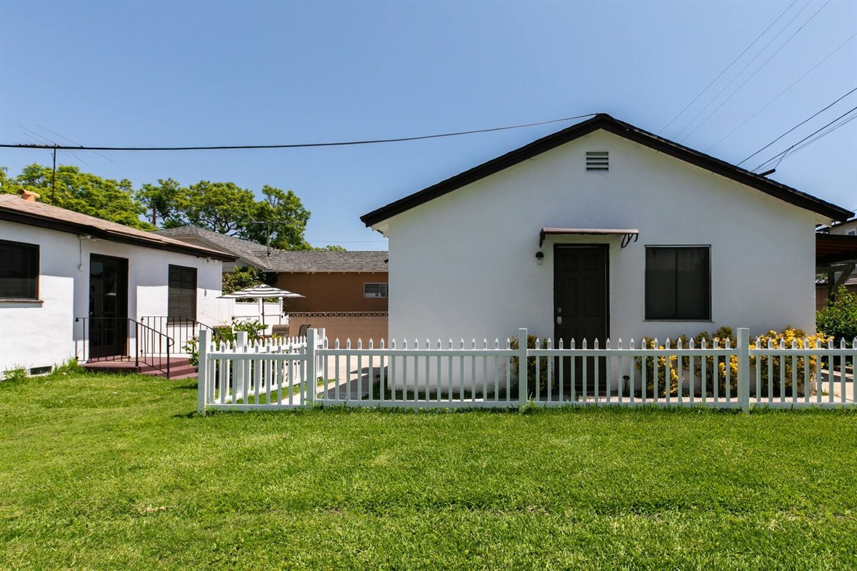 Airconditioned "Bonus room"/studio suite with private entry, detached from the house. Green lawn with citrus trees and canna lilies, separate patio.