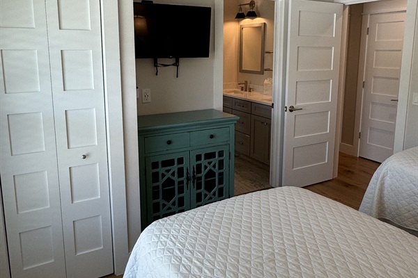 Twin BR TV/Closet/Jack & Jill