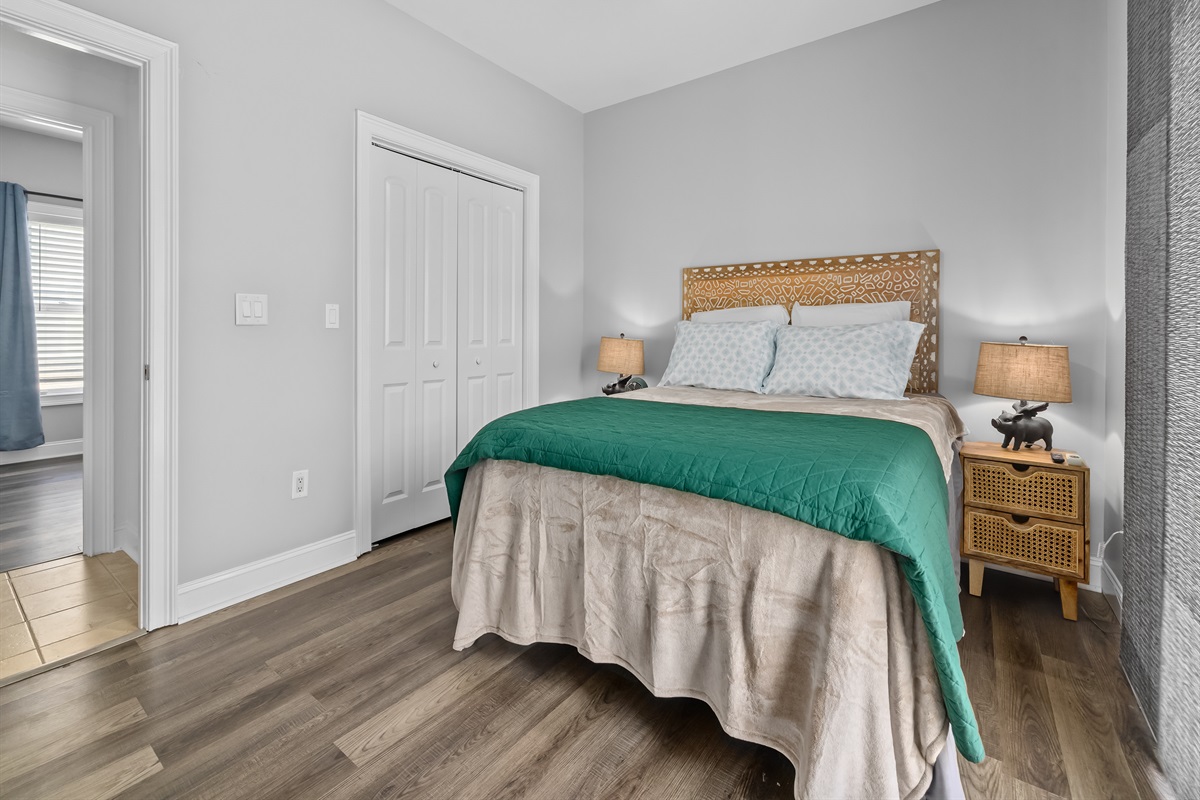 🌿 Queen Bedroom — Main Level
A cozy, beautifully styled queen bedroom offering comfort without the climb. Located on the main level for easy access, this room features a welcoming queen bed, serene décor, and a peaceful atmosphere ideal for unwinding 