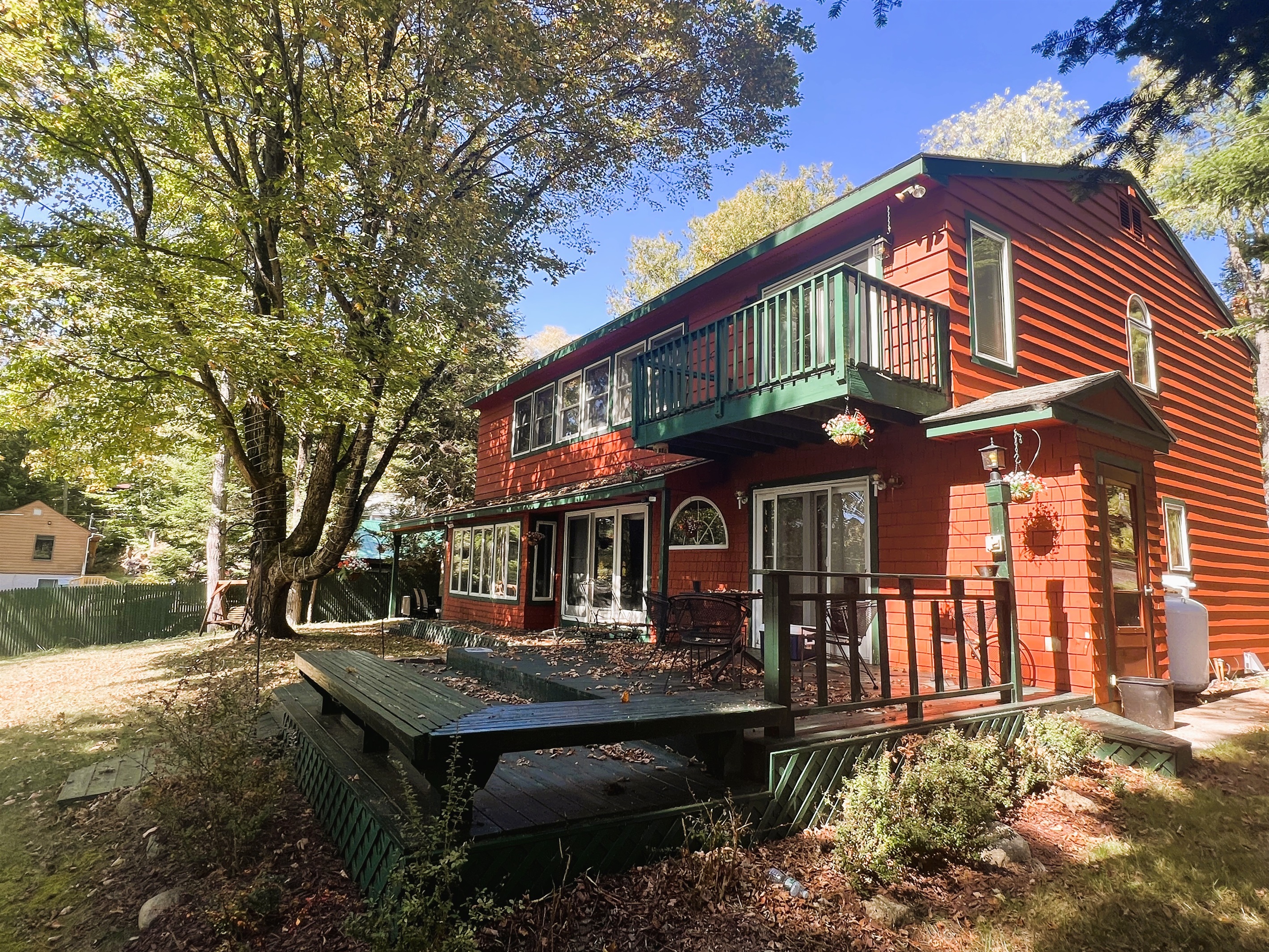 Front facing the lake
