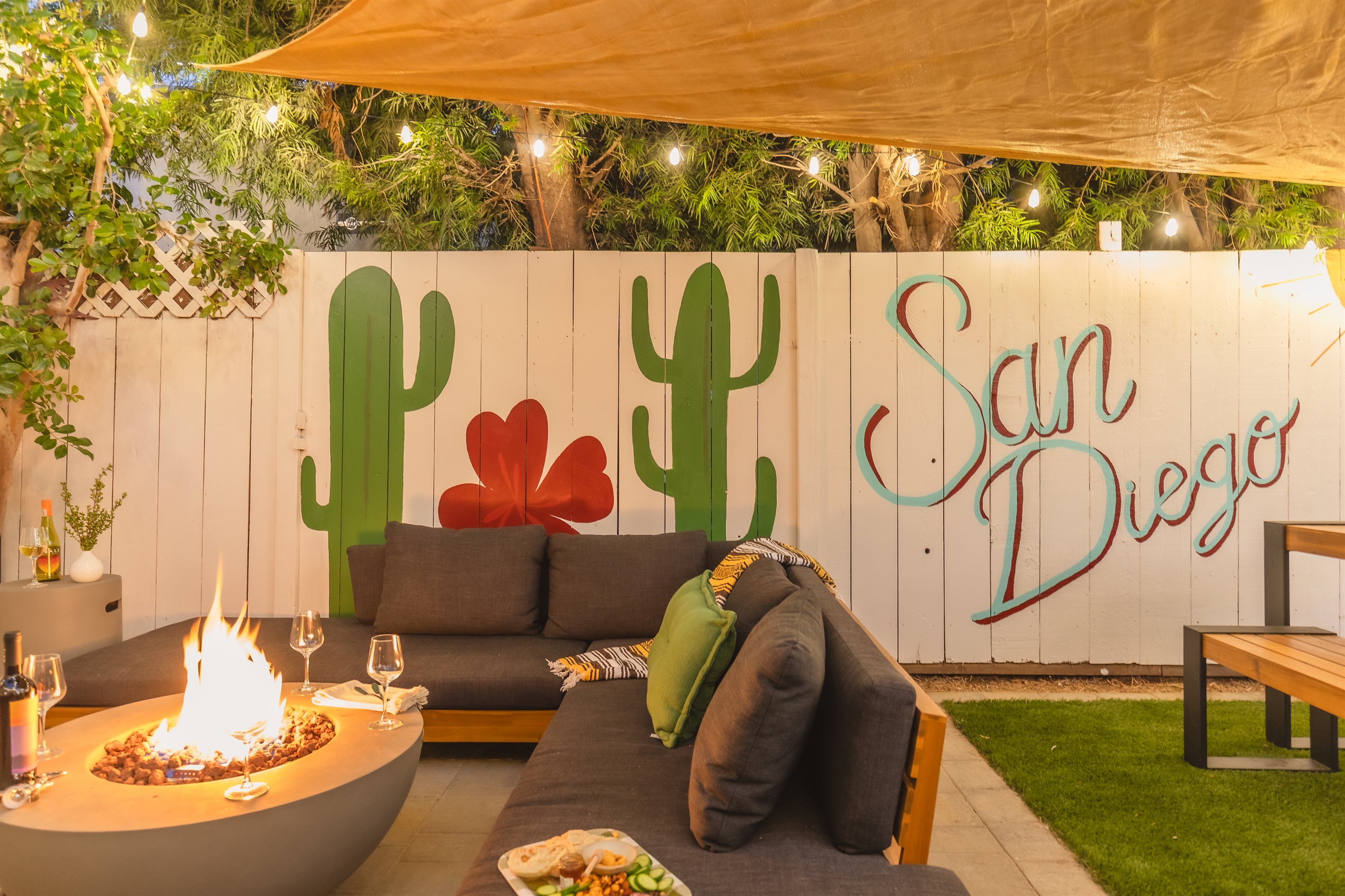 Outdoor Lounge: Savor evenings 'round the fire with stylish seating and vibrant San Diego vibes!