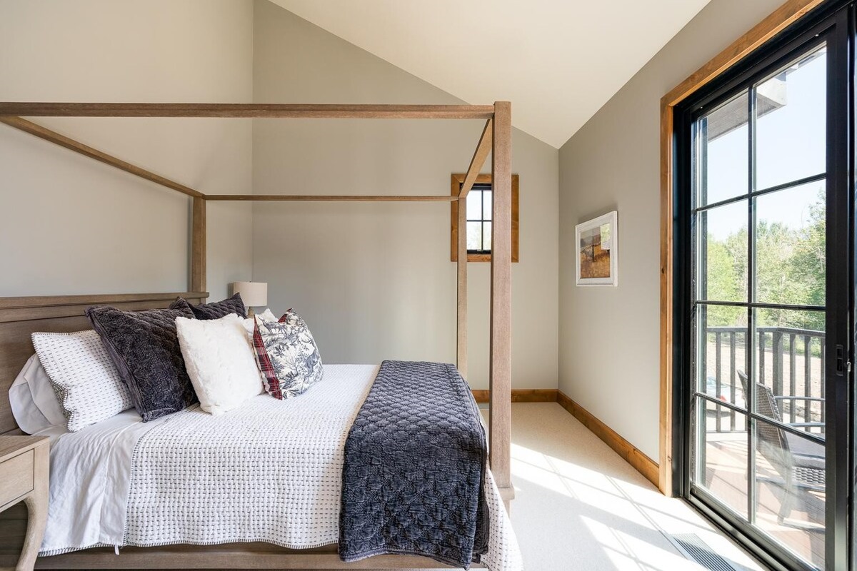 BR 2- Queen Guest Suite