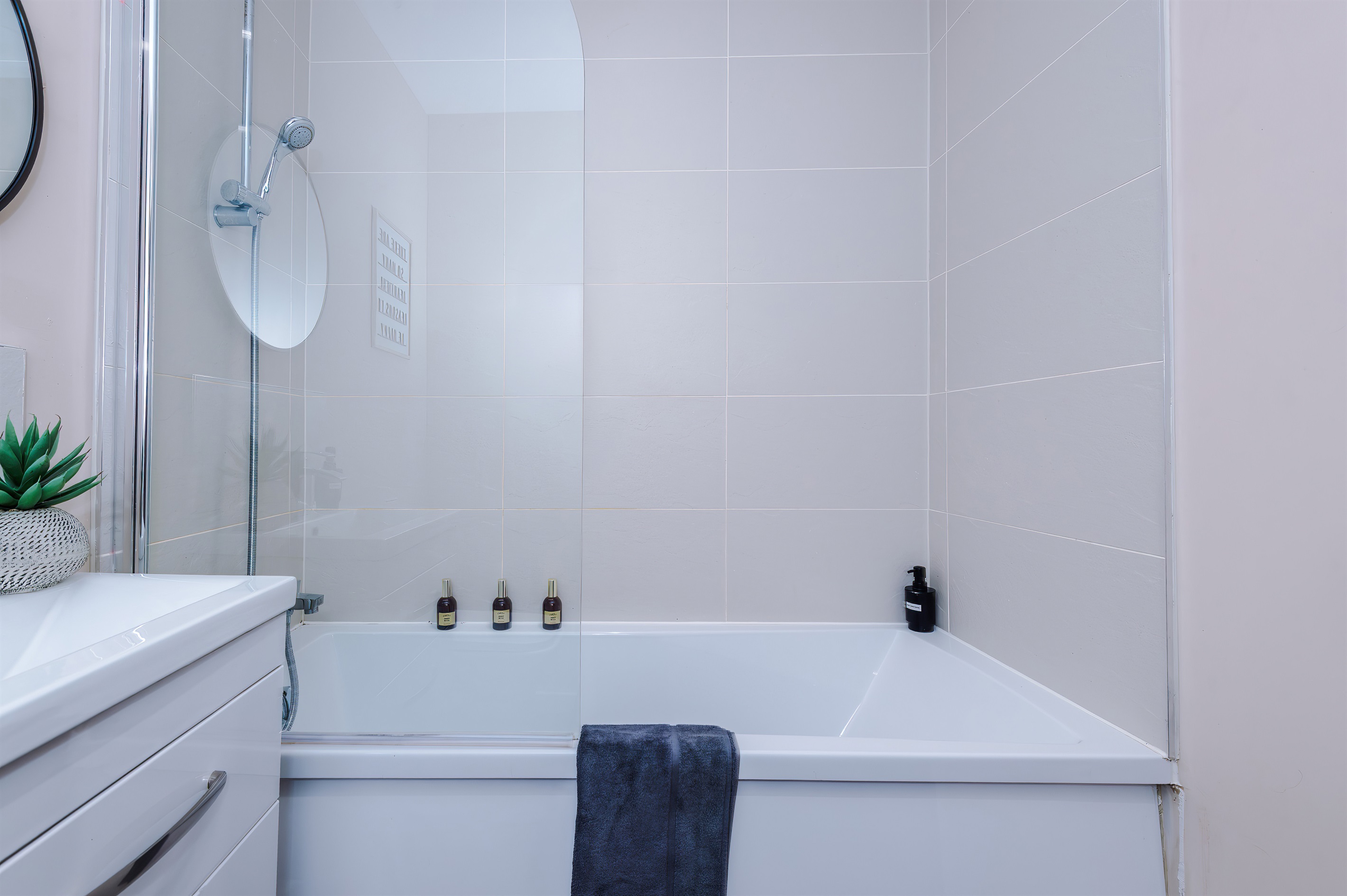 The modern bathroom benefits from a toilet, basin, shower & bath with shampoo & body wash on arrival