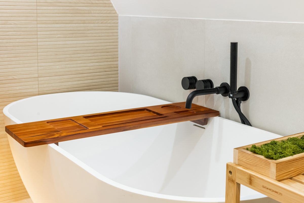 Teak tray, long bath, no rush