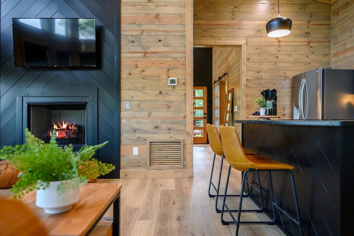 We had a fantastic and relaxing stay at Timbuktu this week celebrating our 23rd anniversary. The accommodations were beautiful!  We enjoyed the hot tub and patio area. The bed was very comfortable!  When we arrived the check-in was effortless 