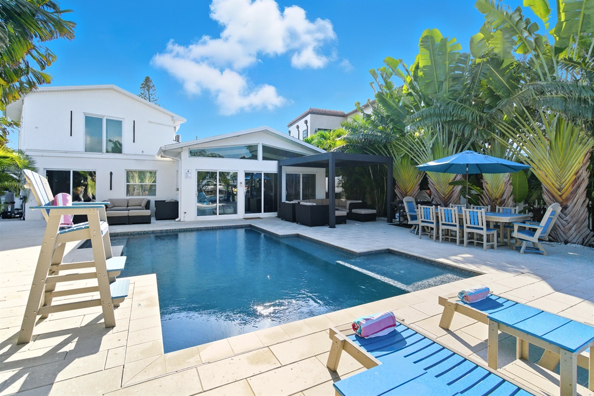 Florida Paradise offers plenty of outdoor seating for meals and lounging.