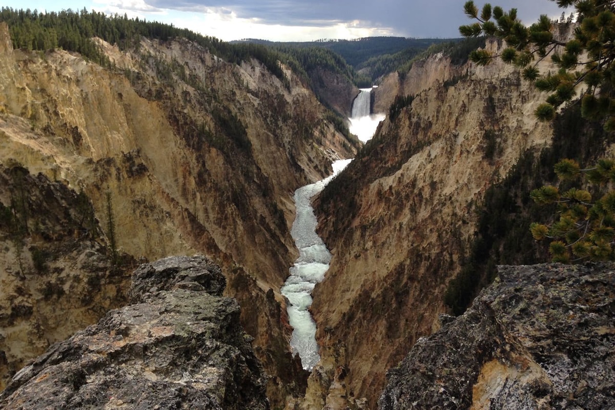 Yellowstone National Park only 30 min drive.