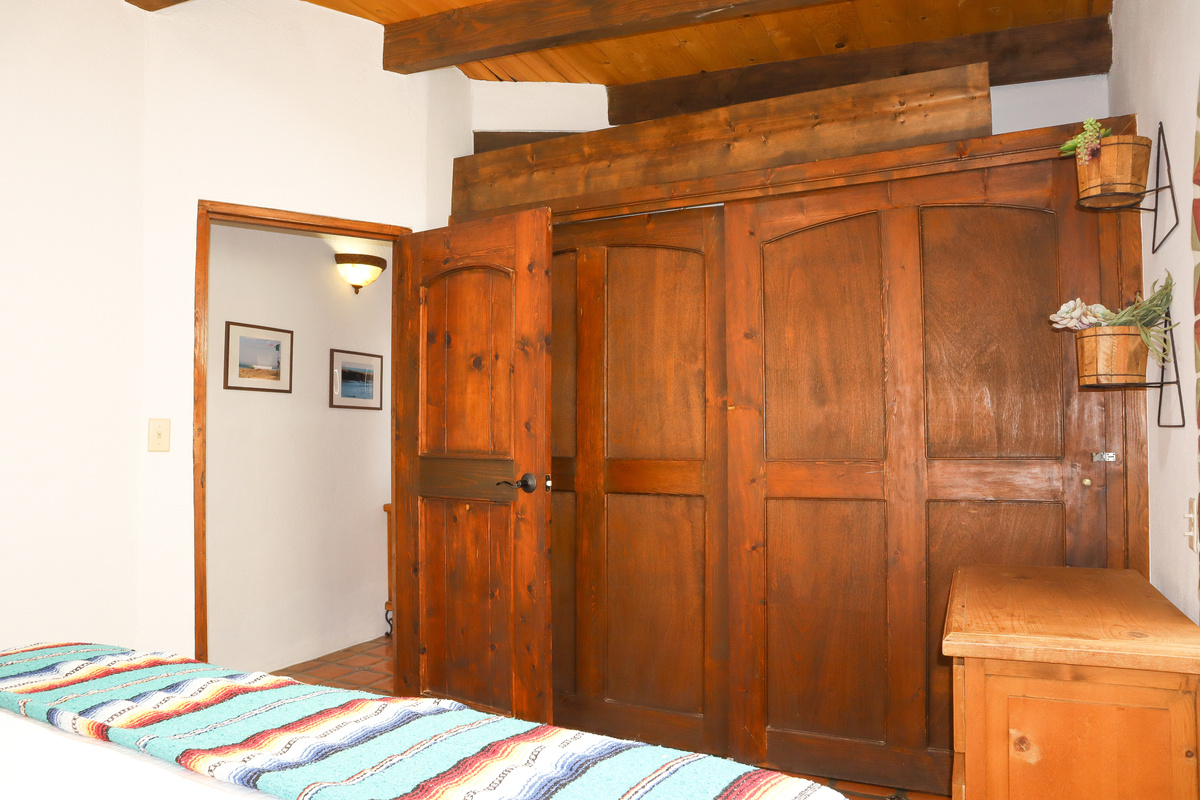 Quiet Suite, King-size bed, Luxury linens, Ceiling fan, Dedicated bathroom with tub/shower.