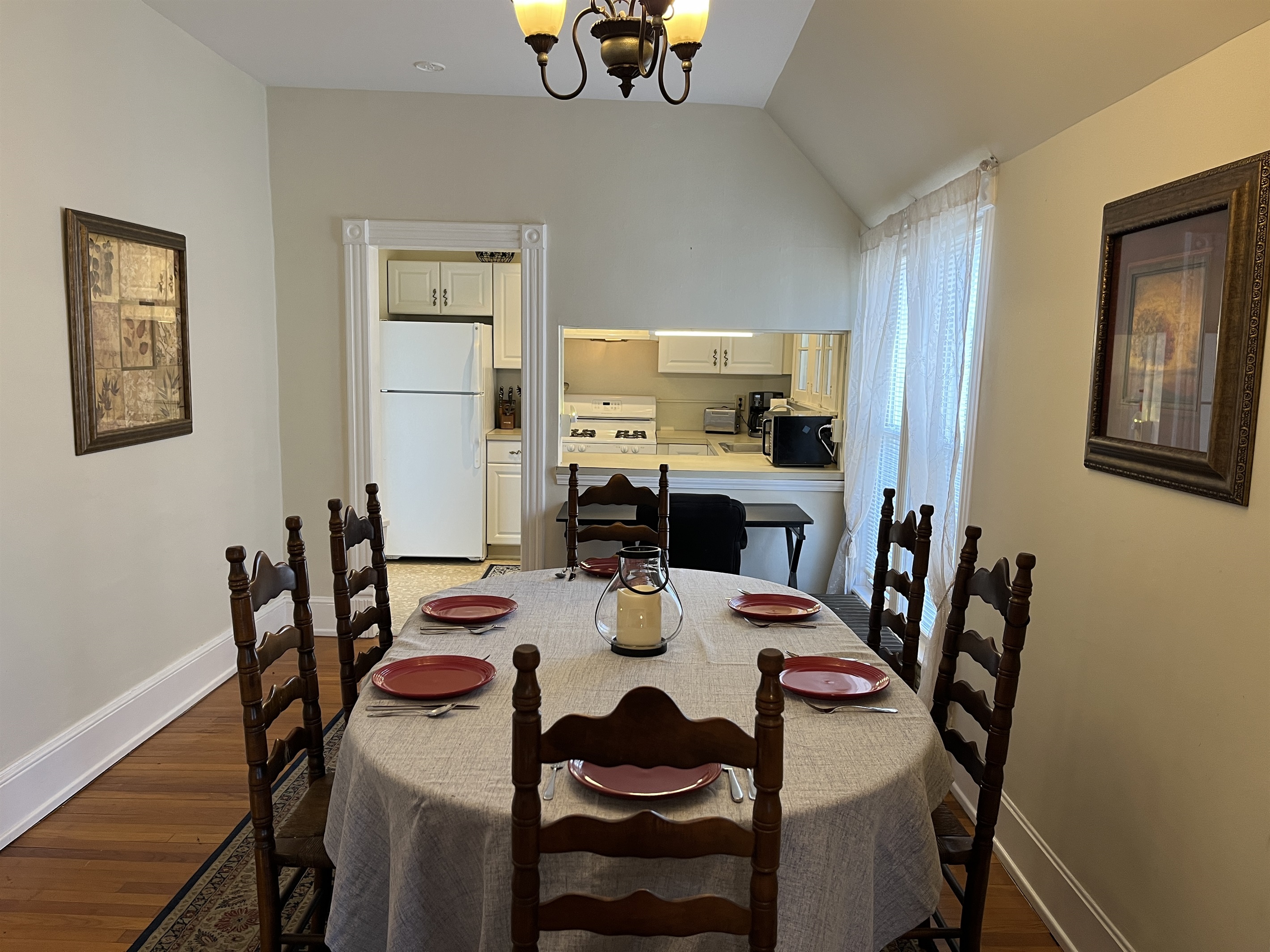 Kitchen right next to dining for quick meals to table