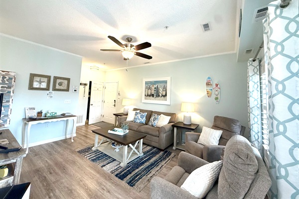 Living Room with Couch & 2 La-Z-Boy Recliners